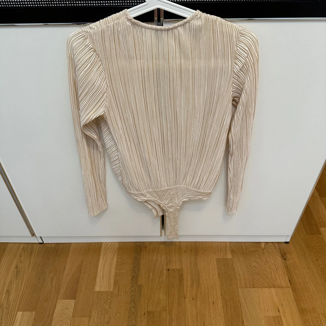 Champagnefärgad omlottopp från JJW - 1