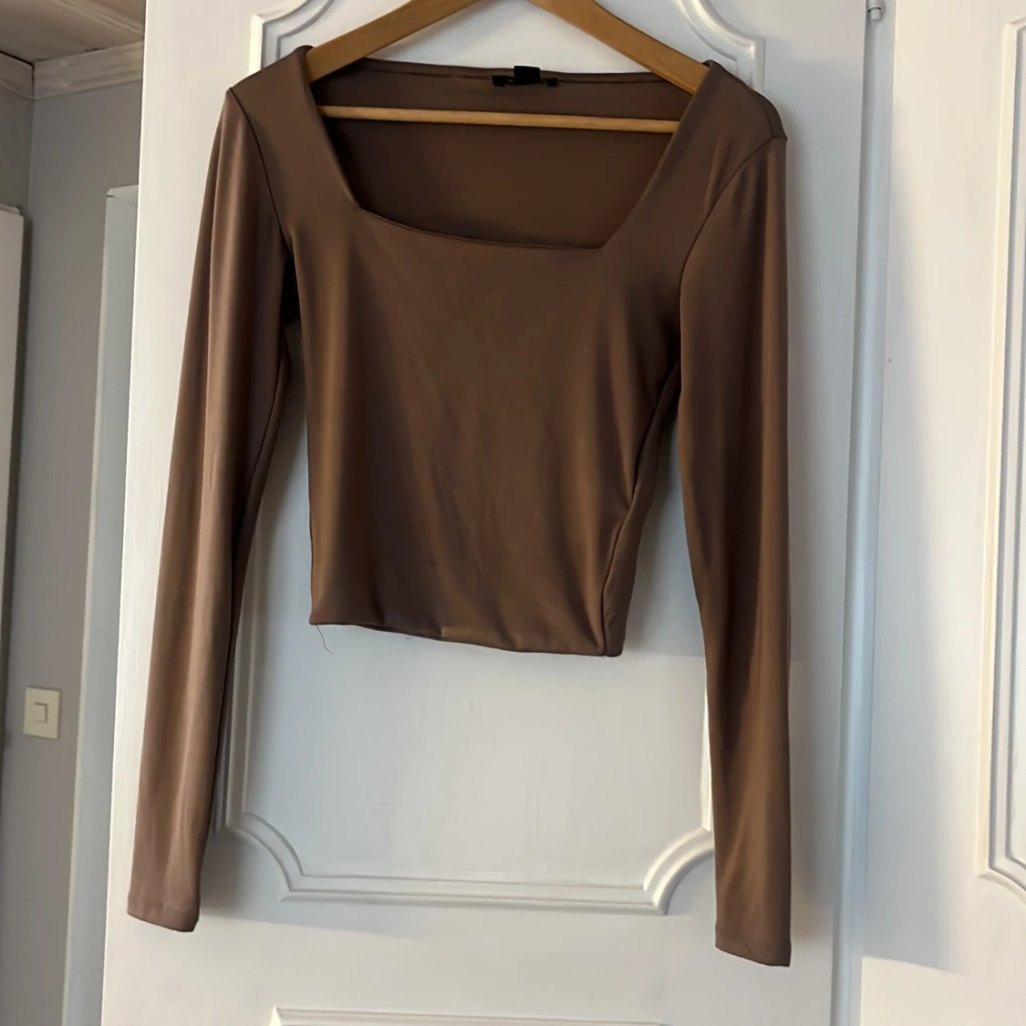 Brun långärmad topp med fyrkantig ringning
