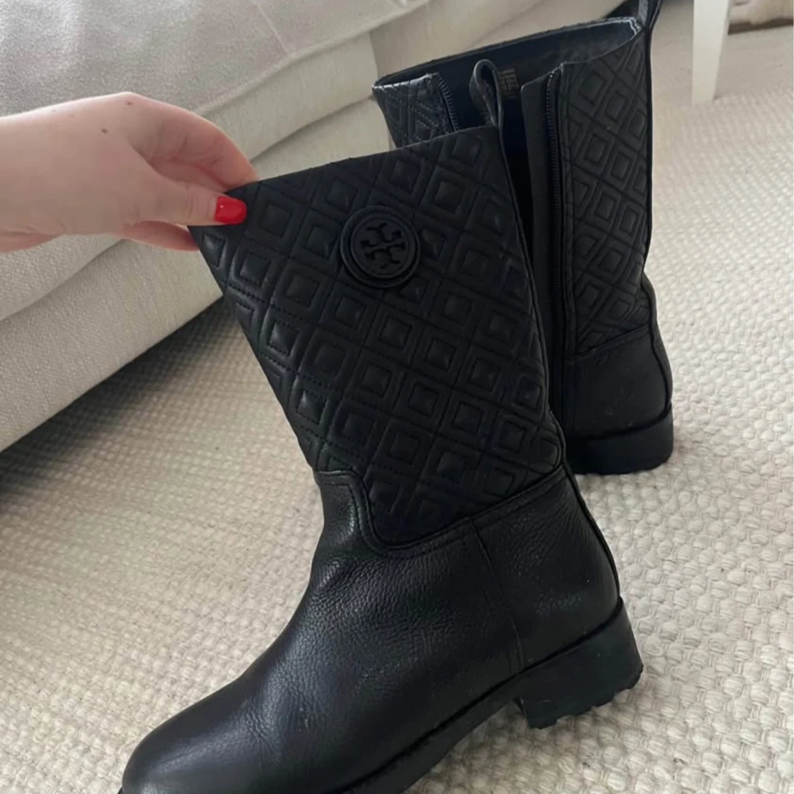 Svarta quiltade boots från Tory Burch