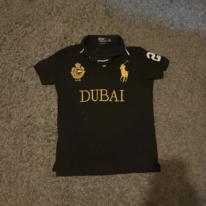 Chief keef type polo  - Svart t-shirt från Polo Ralph Lauren med gul broderad polospelare, Dubai-tryck och U.A.E emblem på bröstet. Riktig Riksfet tröja till fet pris i ny skick förutom ett hål under armen som man inte ens märker! Kom dm för mer info