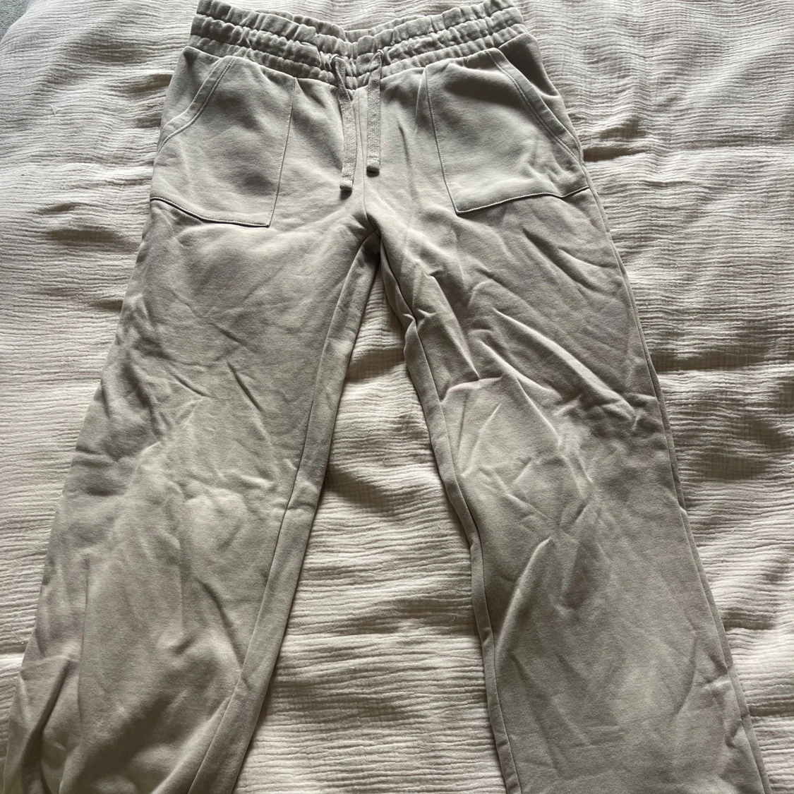 Beige mjukisbyxor från 57, storlek M