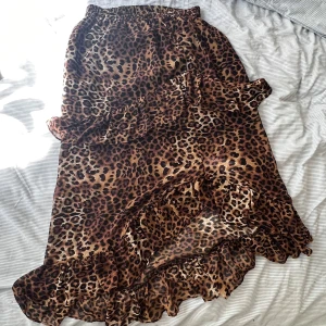 Leopardmönstrad volangkjol - Söt leopardmönstrad volangkjol från NAKD, använd ett fåtal gånger🫶