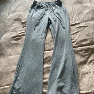 Grå mjukisbyxor med snörning - Snygga grå mjukisbyxor med utsvängda ben och elastisk midja med snörning. Passar mig som är 175cm!🩶🩶