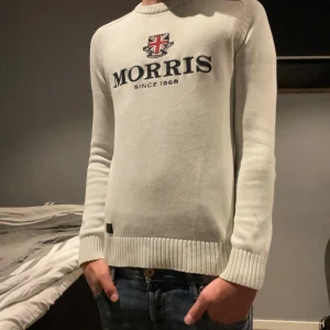 Vit stickad tröja från Morris - Vit stickad tröja från Morris i storlek XS med broderad logga på bröstet. Tröjan har inga defekter och är knappt använd. Modellen är 180 och väger 65 kg, passar mindre.