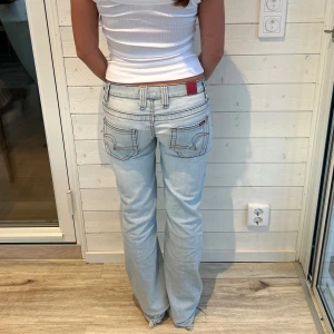 Ljusblå jeans med slitningar - Snygga ljusblå jeans med hål i storlek S. De är slitna längst nere vid foten. Midja: 37x2 cm, innerben: 83 cm. De är stretchiga 