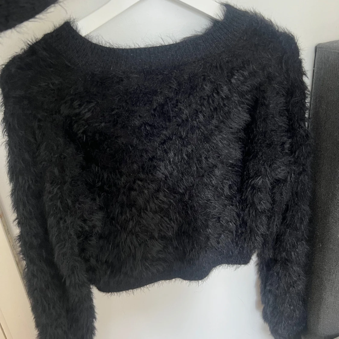 Svart fluffig kofta med pärldetaljer - 1
