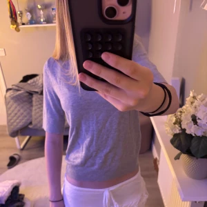 Grå kortärmad topp  - En enkel grå topp med korta ärmar. 