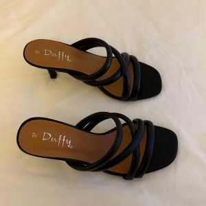 Svarta sandaler med klack från Duffy - Aldrig använda