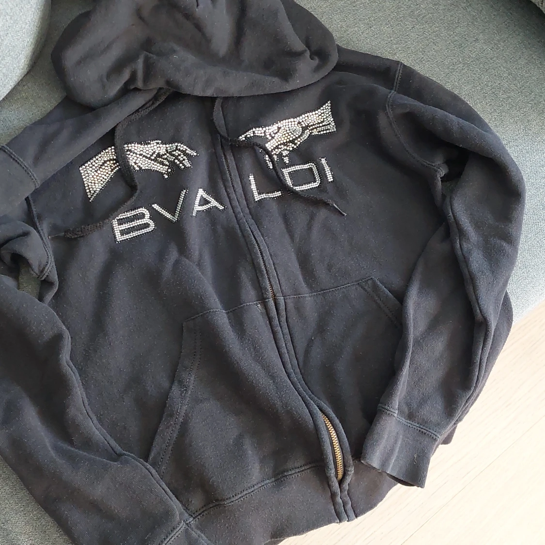 Svart hoodie från BVALDI med strass - 2