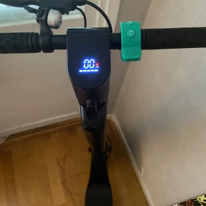 El sparkcykel/Elscooter (Augment es21) - Nästan helt ny augment es21 eco elscooter med minimala scrapor,helt ny broms och helt nytt batteri(48v) den kommer förstås med laddare. Scootern använder en anti theft app där du kan låsa upp och stänga den