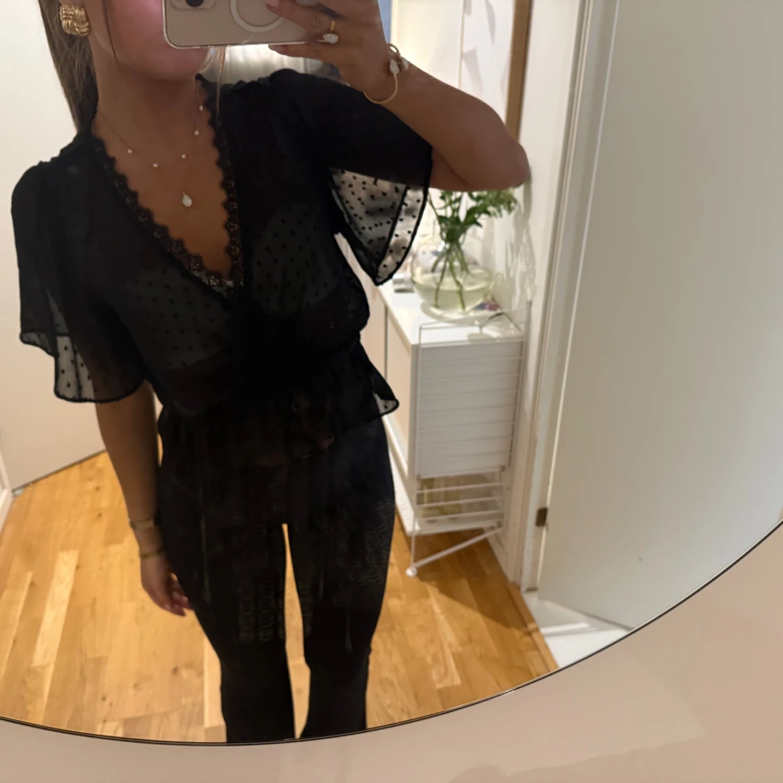 Svart prickig blus med spetskant - 2