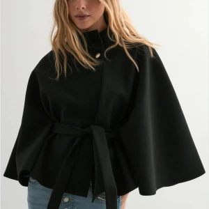 Poncho kappa - Skitsnygg poncho från Nelly i onesize! Slutsåld på hemsidan, helt ny med lappar kvar! säljer endast vid bra pris💗