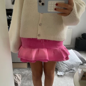 Rosa jeanskjol med volang - Säljer en superfin rosa kort jeanskjol med bred volang nedtill. Egensydd!!!!💓
