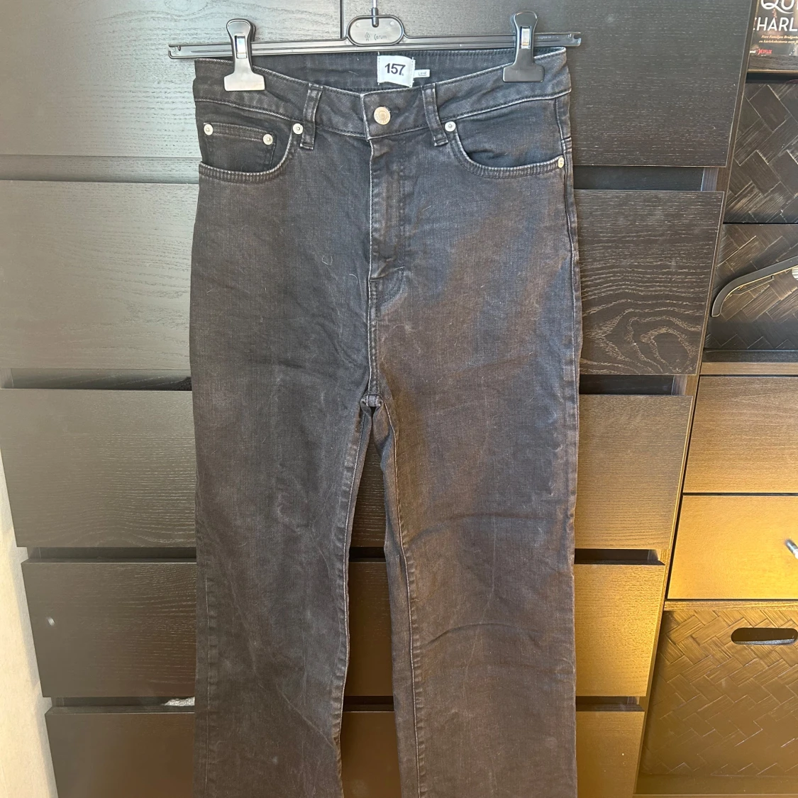 Svarta raka jeans från 157 (modell ”Lane”)