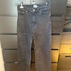 Svarta raka jeans från 157 (modell ”Lane”) - Ett par svarta jeans från lager157. Lite korta enligt mig (är ca170). Lite stretch i tyget
