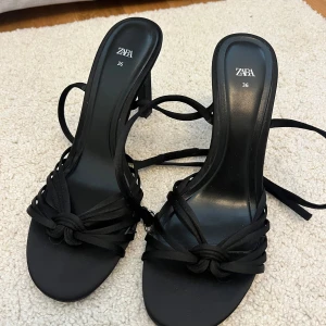 Klackar - Svarta klackar från zara, aldrig använda!