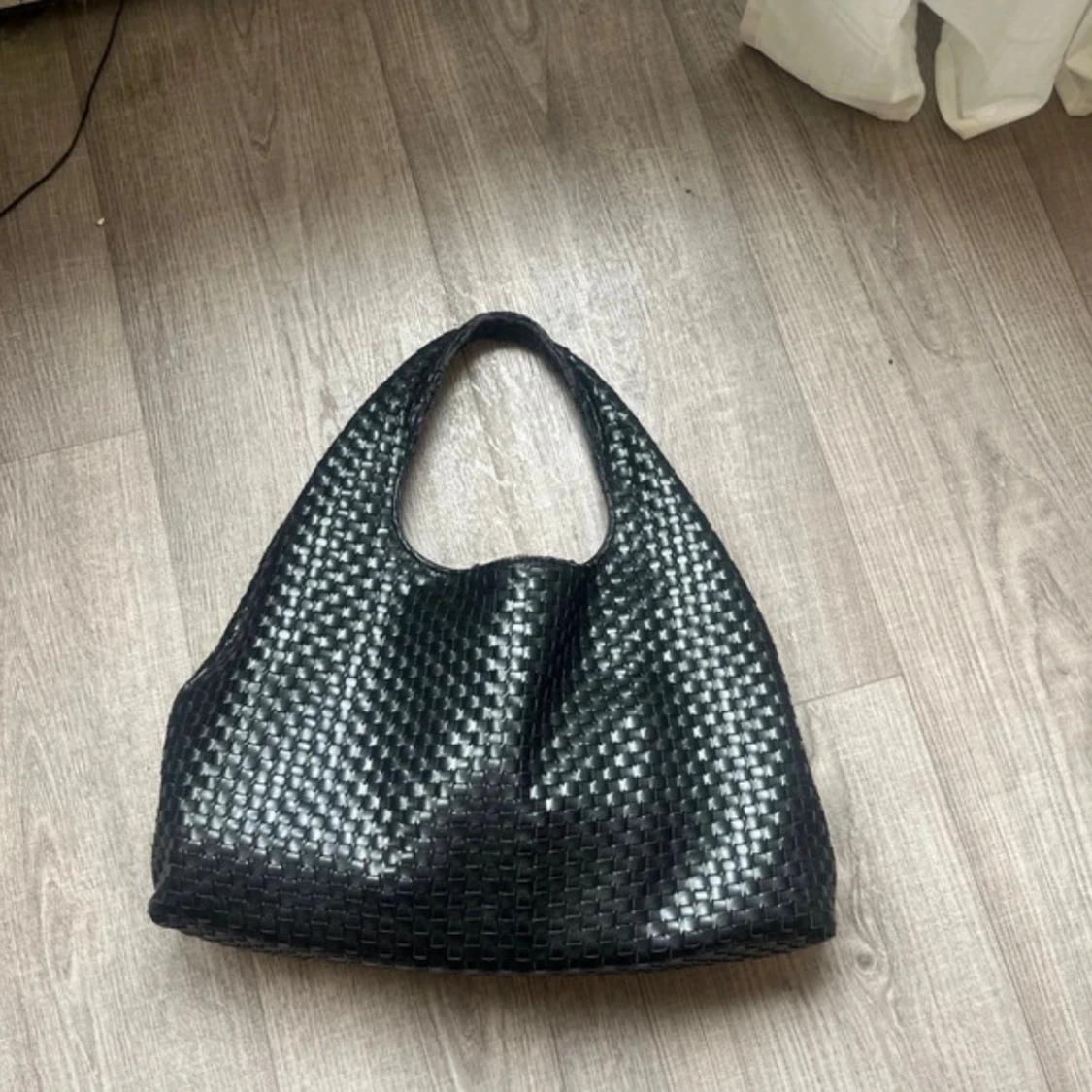 Svart handväska i flätad skinnlook NA-KD - 1