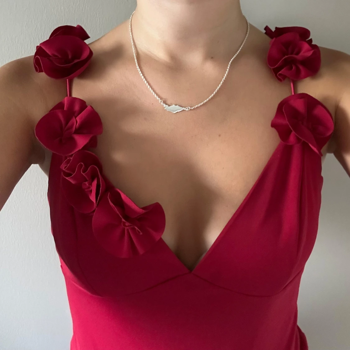 Röd balklänning med blommor  - 3