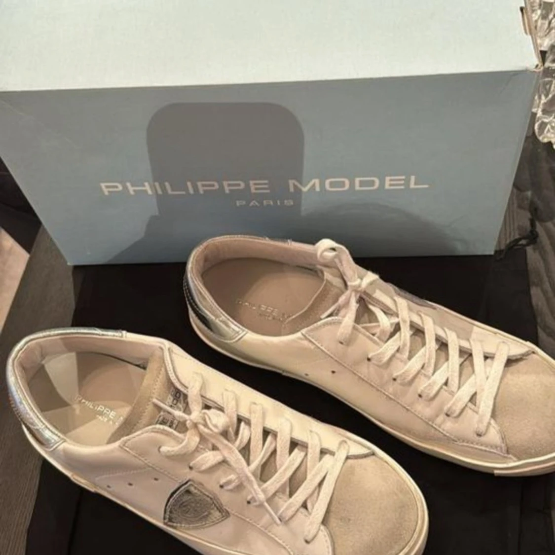 Philippe Model vita sneakers med silverdetaljer - 1