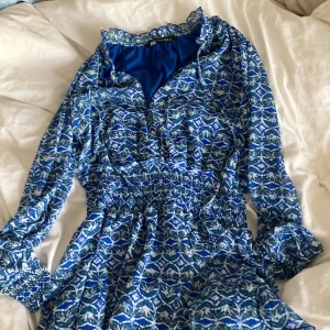 Klänning från Zara S - Klänning från Zara i storlek S. Använts endast en gång som var på en skolavslutning. Jätte bra skick. 💕
