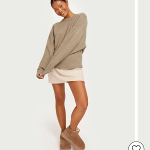 Beige oversized stickad tröja - Supermysig beige stickad tröja med oversized passform och långa ärmar. Tröjan har ribbade muddar vid hals, ärmslut och nederkant. Perfekt för lager-på-lager och chill dagar. Enkel att matcha med både jeans och kjol.