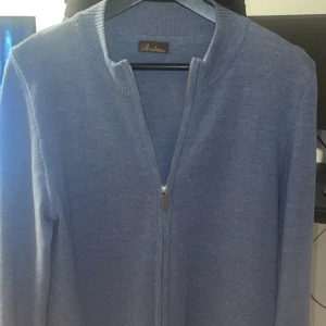 Blå kofta med dragkedja från Stenströms M 699kr - Snygg blå kofta från Stenströms med dragkedja framtill. Storlek M. Skriv gärna om ni har frågor.