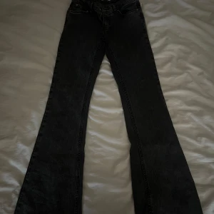 Märk gråa bootcut jeans från perfect jeans - Säljer dessa mörk gråa jeans eftersom att dem inte kommer till någon användning. Har använt dem ett par gånger men inget som är sönder på dem, utan vill helst göra plats i min garderob för nya kläder:)