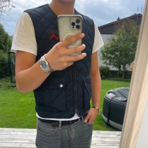 Morris väst - | Säljer en snygg quiltad väst från Morris | skick 8/10 | Storlek M kan även passa L | Pris 199 |