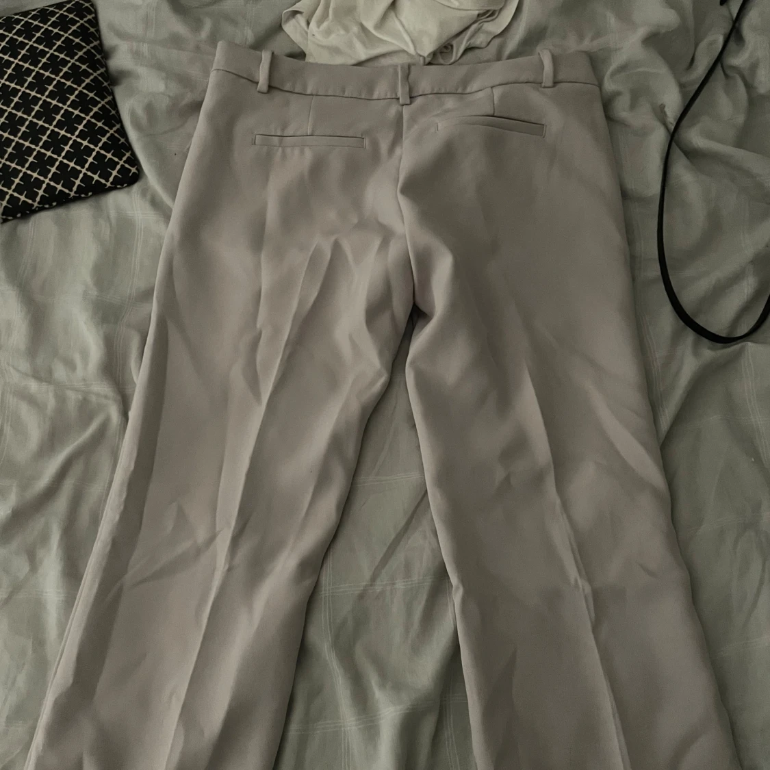 Beiga kostymbyxor från BikBok - 2