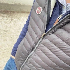 Svart väst från Colmar - Snygg svart väst från Colmar med dragkedja och hög krage. Perfekt för lager-på-lager under kyliga dagar. Västen har en quiltad design och två praktiska fickor med dragkedja framtill. Inget hål eller något fel på den alls👍🏼. Pris kan diskuteras vid snabb affär ❄️❄️