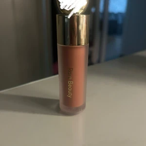Rare Beauty blush - Säljer min rare beauty blush då det inte riktigt är min färg. Aldrig använt säljer för 200 men köpt för 349kr