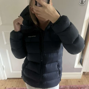 Peak performance vinterjacka  - Säljer en vinterjacka från Peak Performance i storlek M. Väldigt varm och skön. Lite smink vid halsen men inget som stör. Jackan är använd typ en halv vinter men är nästan som ny❣️ 