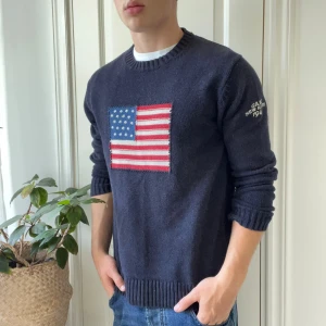 Gant tröja mörkblå usa flagga  - Gant tröja mörkblå usa flagga, inga defekter. Modellen är 180,75 kg. Kom med frågor 🫶