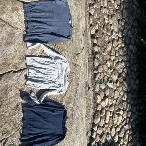 Tre stickade tröjor i blått och grått - Säljer tre stilrena stickade tröjor i olika nyanser: en ljusgrå, en marinblå och en mörkblå. Dom passar mellan 158-163 cm lång, den mörkblå och grå har några hål men dom går och fixa men den ljus blå är i nyt skick, kom med pris förslag 