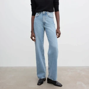 Vida jeans från House of Dagmar  - House of Dagmar. Modellen: Wide leg denim. Färg: Light blue wash. Strl 26/34. Väldigt sparsamt använda, så inga defekter. Pris: 1700kr. 100% ekologiskt bomull.