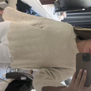 Beige stickad  - Stickad tröja från Gina tricot😇Supermysig beige stickad tröja med diskreta ränder och vida, långa ärmar. Lite små svarta fläckar på armen , skriv för fler bilder 😊💕jätte mysig och passar perfekt nu till hösten🥰