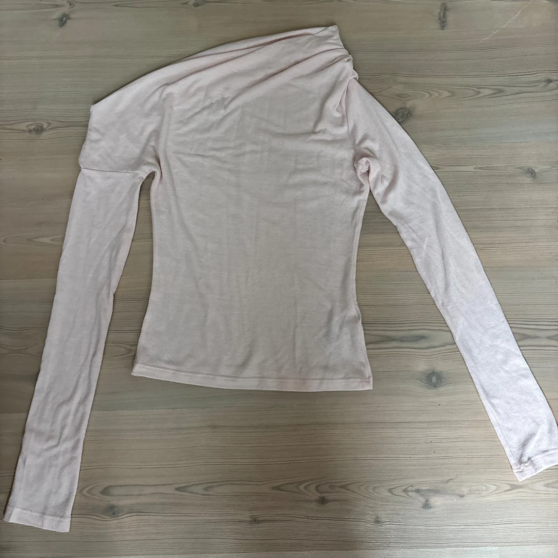 Ljusrosa långärmad offshoulder topp från Nelly - 1
