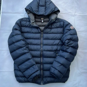 Colmar jacka - Säljer nu denna sjuukt snygga colmar jacka som är i riktigt hög kvalite och fin passform! Skick: 8,5/10 riktigt bra skick inga revor eller annat! Size: 50 / Medium! Hör av dig vid minsta lilla fundering 🤩