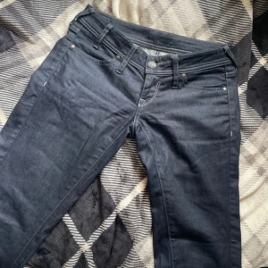 Lågmidjade jeans - Strl 26/32 ca 75 innerbentslängd. Har inga bilder med de på pga för små för mig😊