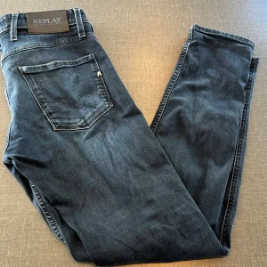 Replay Anbass slim jeans blå - Snygga Replay Anbass jeans i mörkblå tvätt med slim fit. Klassisk femficksmodell med diskreta slitningar och bekväm stretch. Perfekta för dig som gillar en smalare passform och stilren look. Jeansmaterialet är mjukt och följsamt. Priset går såklart att diskutera 