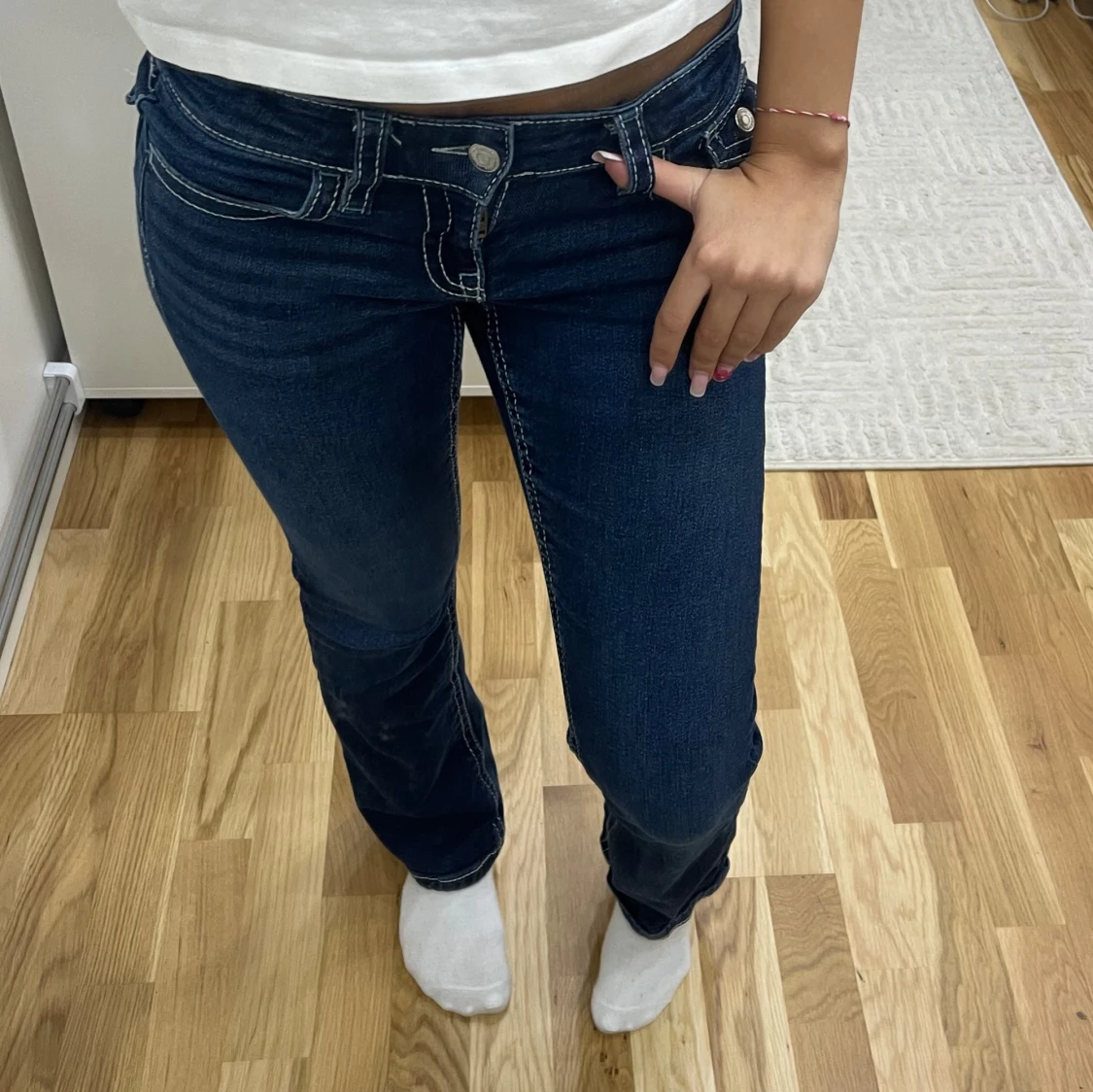 Mörkblå bootcut jeans med vita sömmar