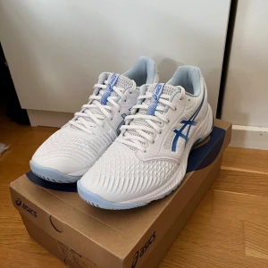 Asics Netburner Ballistic FF 3 - Säljer nu mina Asics skor i extremt fint skick. Skorna är endast använda 4 gånger. Skorna är damskor i storlek 42.5 men sitter även som herrskor i storlek 42. De är inomhusskor och passar perfekt till alla möjliga inomhussporter. Till exempel innebandy, paddel och volleyboll. Nypris 1500kr. Orginal box tillkommer. Vid frågor eller funderingar är det bara att höra av sig😊.