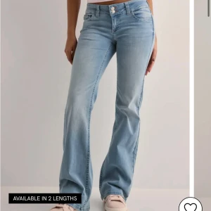 Bootcut ljusblå jeans - Snygga ljusblå bootcut jeans med klassisk femficksdesign och låg midja. Jeansen har en lätt tvättad look och är tillverkade i mjukt denim som är väldigt bekvämt.