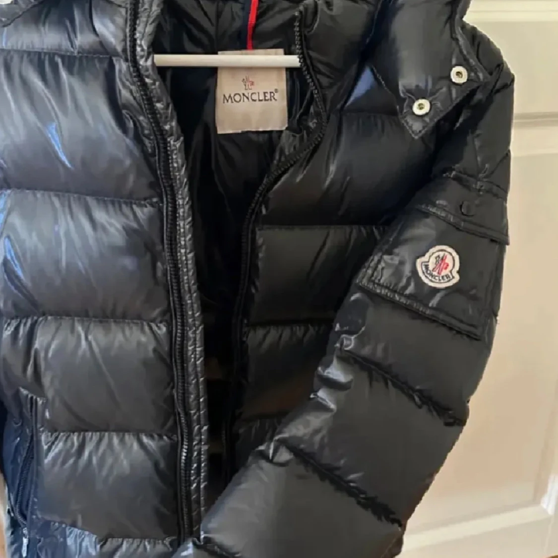 Svart Moncler dunjacka med huva