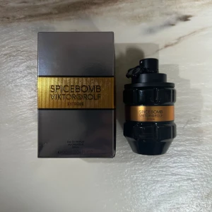 Spicebomb Extreme från Viktor & Rolf - Spicebomb Extreme Eau de Parfum från Viktor & Rolf i en cool svart och guld granatformad flaska. Doften är intensiv och kryddig, perfekt för dig som gillar starka intryck. Flaskan rymmer 90 ml och kommer i en snygg metallicgrå kartong med gulddetaljer.