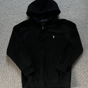 Polo Ralph lauren zip up - En svart Polo Ralph Lauren zip up i storlek S i ny skick. Pris kan diskuteras och skriv om du har några frågor. 