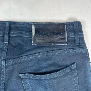Mörkblå jeans från Jacob Cohën - Riktigt feta cohën jeans i storlek w31. 9/10 skick knappt använda.Är 193 och dem är för korta. Mitt pris:1400(nypris 4500-5300) pris kan diskuteras/// snabb frakt 🚚 