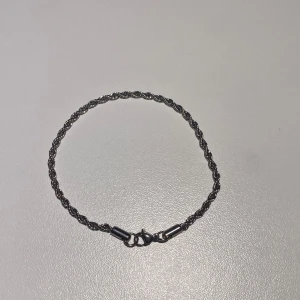 Silver armband - Stilrent armband i cordell design, silverfärgad rostfri metall. Passar både herr och dam och går enkelt att matcha med andra smycken. Perfekt för vardag eller till fest för en minimalistisk men elegant look. Färg: Silver Material: Rostfritt stål Längd: 19cm Skick: Nytt, inte använt   Finns även fler smycken på min profil om du vill köpa en bundle