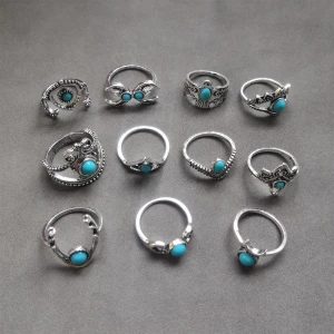 11 st ringar - Säljer ett set med 11 snygga silverfärgade ringar med olika former och mönster. Perfekt för dig som gillar att mixa och matcha flera ringar på samma hand. Materialet är alloy. (600)