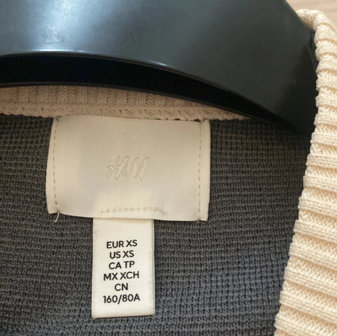 Grå kofta med gulddetaljer från H&M - 3